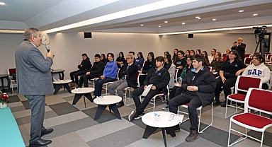 YAZAR OKULU SEMİNERLERİ BİR AYI DOLDURDU