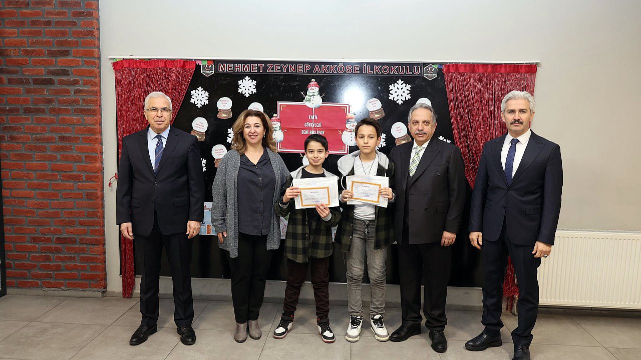 BAŞKAN YALÇIN ÖĞRENCİLERİN KARNE SEVİNCİNDE