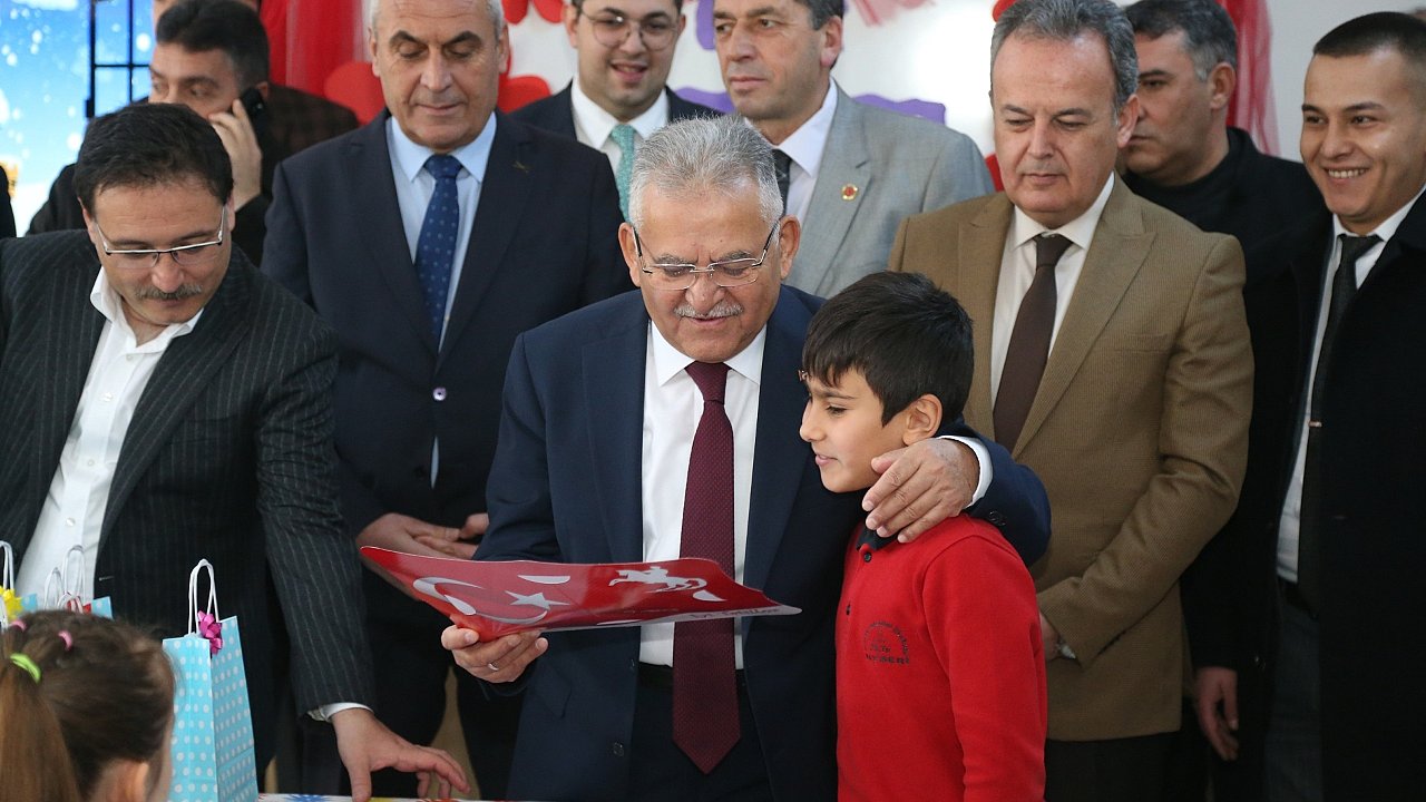 GENÇ DOSTU BAŞKAN BÜYÜKKILIÇ, KARNE HEYECANI YAŞAYACAK 320 BİN ÖĞRENCİYİ TEBRİK ETTİ