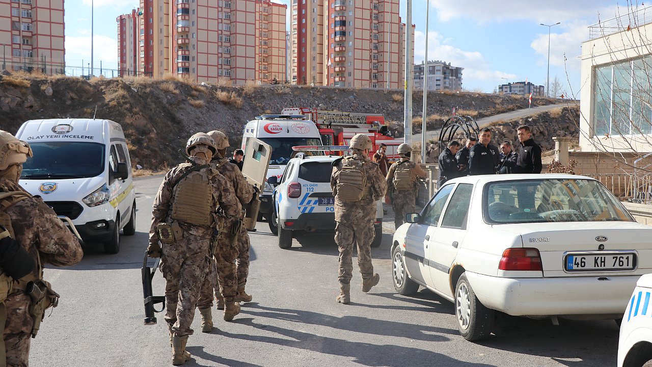 KAYSERİ’de 7 yaşındaki oğlunu vurup kendini eve kilitledi