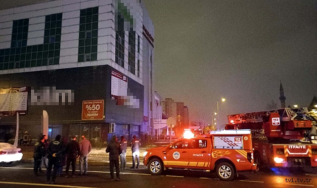 Mobilya mağazasının deposunda çıkan yangında, bitişikteki hafızlık okulunun 5 öğrencisi dumandan etkilendi