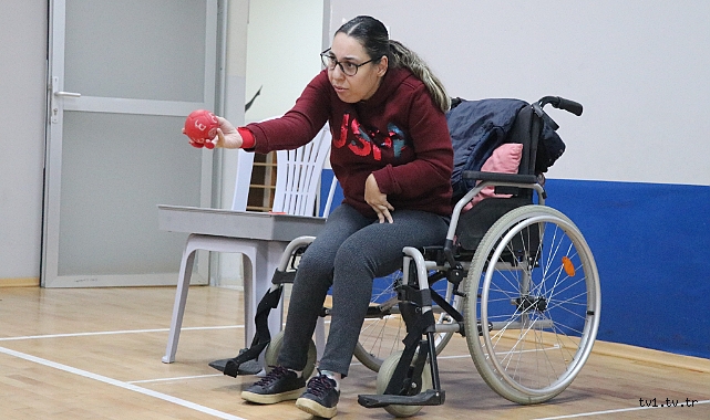 Serebral palsili Derya, boccia sporunda milli takımı hedefliyor
